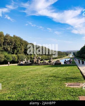 Il corso d'acqua con la Reggia di Caserta al fondo come appare dalla Fontana di Venere e Adonis (3) Foto Stock