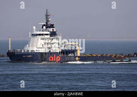 Il rimorchiatore offshore ALP Guard lascia il porto di Rotterdam il 18 marzo 2022. Foto Stock