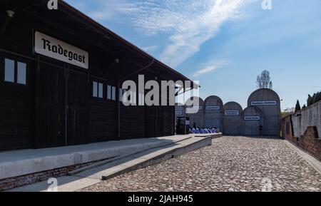 Una foto della storica stazione ferroviaria di Radegast e del suo monumento ai campi di concentramento. Foto Stock