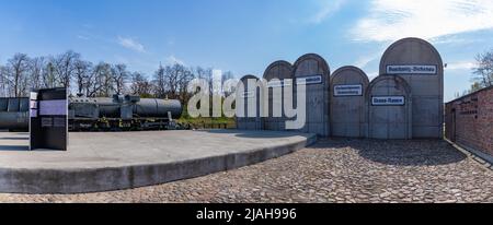 Una foto della storica stazione ferroviaria di Radegast e del suo monumento ai campi di concentramento. Foto Stock