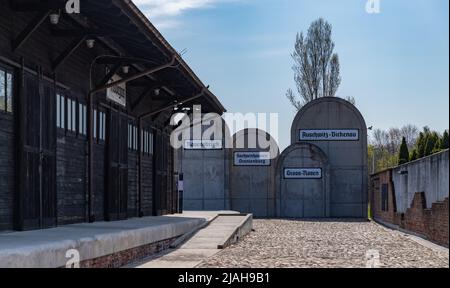 Una foto della storica stazione ferroviaria di Radegast e del suo monumento ai campi di concentramento. Foto Stock