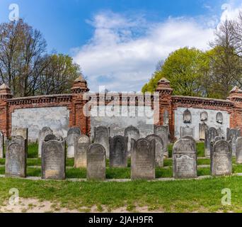 Una foto di alcune lapidi nel cimitero ebraico di Łódź. Foto Stock