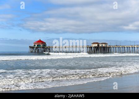 HUNTINGTON BEACH, CALIFORNIA - 22 GEN 2020: Molo e costa di Huntington Beach che si affacciano sulle onde Foto Stock