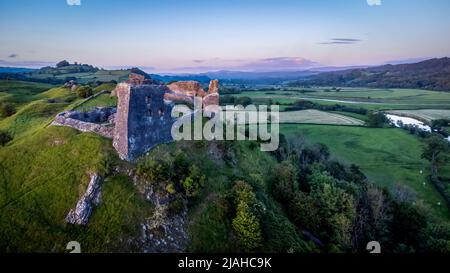 Il Castello di Dryslwyn, considerato una delle più importanti strutture rimaste costruite da un capo gallese, si erge su un terreno alto che domina il Tywi va Foto Stock