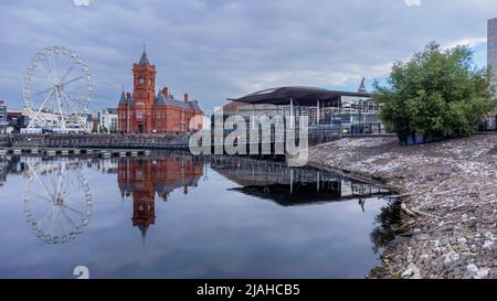 Editoriale Cardiff UK - 30 MAGGIO 2022: La Bay Area di Cardiff mostra l'edificio Welsh Sennedd, una ruota Ferris e la vecchia pietra rossa Pierhead Buildin Foto Stock