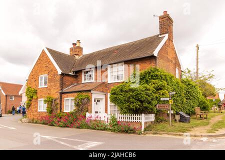 Tradizionale cottage inglese villaggio in una giornata di sole a Orford, Suffolk. REGNO UNITO Foto Stock