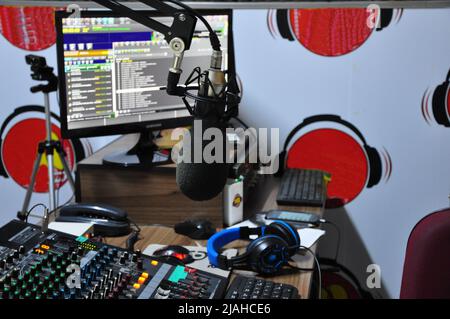 MARILIA, São PAULO, BRASILE - 9 dicembre 2021: Studio radio comunitario in Brasile, Sud America, studio radio. Di onde medie e corte e modulato Foto Stock