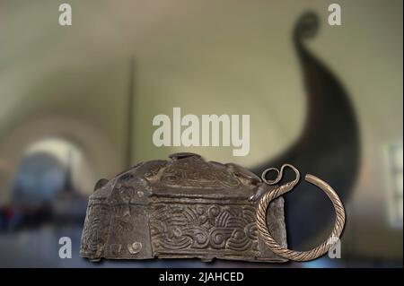 Un raro casco lavorato e braccialetto appartenente all'antico popolo vichingo Foto Stock