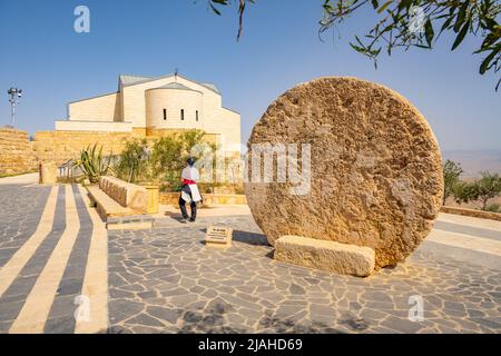 Chiesa commemorativa di Mosè sulla cima del Monte Nebo con porta circolare in pietra dalla vicina tomba Foto Stock