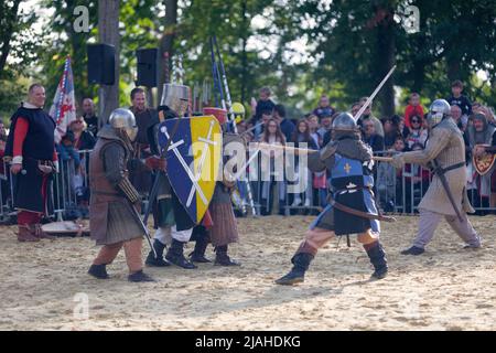 Luzarches, Francia - Ottobre 12 2019: Un gruppo di cavalieri che combattono durante una battaglia all'annuale festival 'Médiévales'. Foto Stock