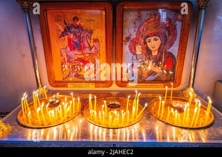 Candele all'interno della Basilica Greco-Ortodossa di San Giorgio Madaba. Casa della mappa del mosaico di Madaba Foto Stock