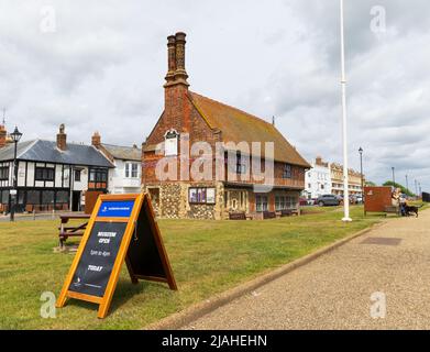 L'esterno dell'edificio a graticcio Tudor, la Moot Hall e l'Aldeburgh Museum, Suffolk. REGNO UNITO Foto Stock