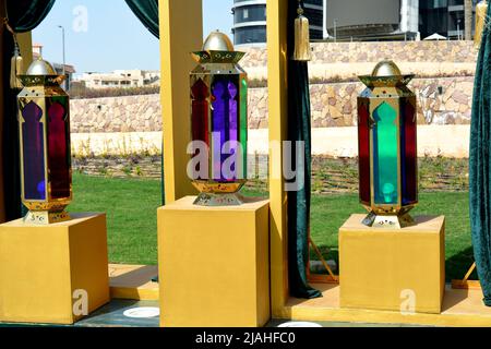 Lanterne arabe Fanous Ramadan come decorazioni festive per le strade d'Egitto durante il mese Ramadan con porte islamiche con tende, fuoco selettivo Foto Stock