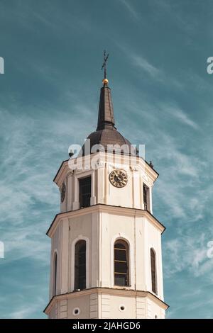 Torre della Chiesa di Vilnius Foto Stock