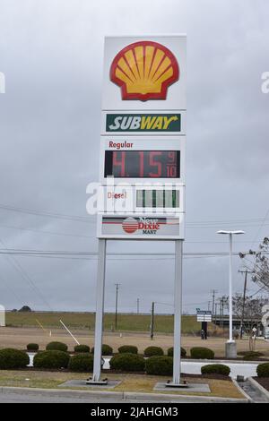 Un segno che mostra i prezzi elevati della benzina negli Stati Uniti nel 2022. Foto Stock