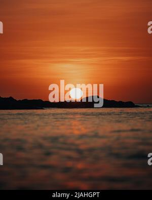Tramonto perfetto sul Mare delle Andamane a Phuket, Thailandia, Sud-Est asiatico Foto Stock