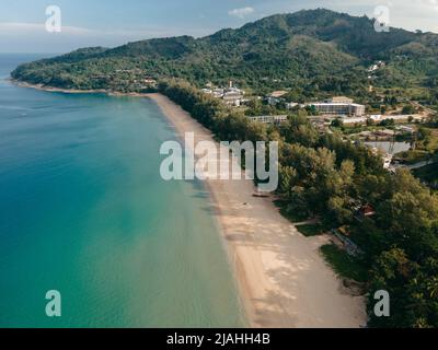 Sunrise Aerial girato a Kamala Beach, Phuket, Thailandia, Sud-est asiatico Foto Stock