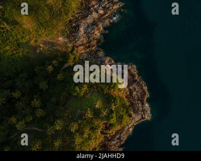 Vista dall'alto di una scogliera a Phuket, Thailandia, Sud-Est asiatico Foto Stock