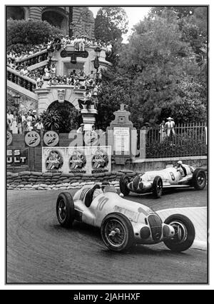 MONACO VINTAGE GRAND PRIX 1937 Mercedes 1 e 2 Manfred von Brauchitsch, vincitore, Rudy Caracciola 2° Monaco GP 1937, tenutosi in quell'anno l'8 agosto. Forcella Loews. Queste Mercedes siver Arrows erano due giri davanti al 3° posto Christian Kautz su un'altra Mercedes W125. Foto Stock