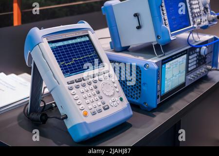 Analizzatore di spettro, rete, cavo e antenna portatile - primo piano Foto Stock