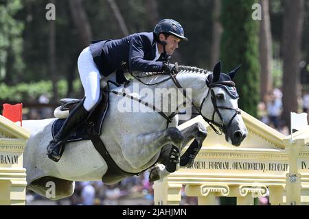 Roma, Italia. 29th maggio 2022. Darragh Kenny (IRL) durante il Premio 10 - Roma Rolex Grand Prix del 89th CSIO Roma 2022 a Piazza di Siena a Roma il 28 maggio 2022 credito: Agenzia fotografica indipendente/Alamy Live News Foto Stock