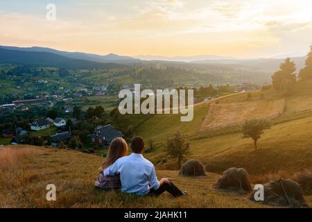 Vorokhta, Ucraina 28 luglio 2021:un ragazzo con una ragazza che cammina nei prati di montagna, pittoreschi e misteriosi Carpazi ucraini, le cime dei Carpazi Foto Stock