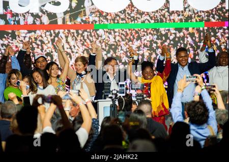 Il candidato presidenziale di sinistra Gustavo Petro e il compagno di corsa Francia Marquez celebrano la loro vittoria e partecipazione al runoff presidenziale agai Foto Stock