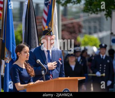 Suffern, NY - USA - 30 maggio 2022 la bandiera a forma di stella cantata all'annuale Memorial Day Parade and Ceremony. Di fronte alla Washington Avenue Soldi Foto Stock