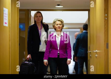 Bruxelles, Belgio. 30th maggio 2022. Il presidente della Commissione europea Ursula von Der Leyen al vertice dei leader dell'Unione europea, in mezzo all'invasione dell'Ucraina da parte della Russia. Polonia Slovacchia OUT (immagine di credito: © JP Black/ZUMA Press Wire) Foto Stock