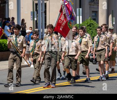 Suffern, NY - USA - 30 maggio 2022 scouts boys dalla truppa 21, ha noleggiato alla Chiesa della Comunità di All Souls a Suffern, marzo l'annuale Memorial Day Para Foto Stock