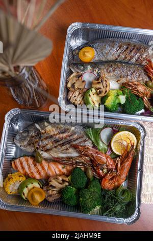frutti di mare assortiti, pesce e gamberi, bistecche di pesce rosso vista dall'alto. Foto Stock