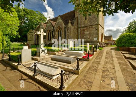 BLADON OXFORDSHIRE CHIESA DI ST MARTIN LE TOMBE CHURCHILL E LAPIDI, ALBERI E ARBUSTI IN PRIMAVERA Foto Stock