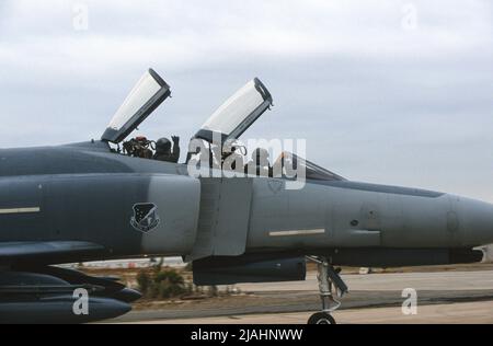 F4 Phantom Pilot e Weapons System Operator taxi dopo l'atterraggio Foto Stock