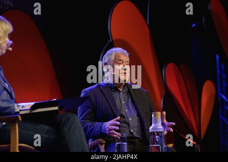 Hay-on-Wye, Galles, Regno Unito. 30th maggio 2022. Max Boyce parla con Carolyn Hitt al Festival Hay 2022, Galles. Credit: Sam Hardwick/Alamy. Foto Stock