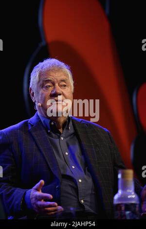 Hay-on-Wye, Galles, Regno Unito. 30th maggio 2022. Max Boyce parla con Carolyn Hitt al Festival Hay 2022, Galles. Credit: Sam Hardwick/Alamy. Foto Stock