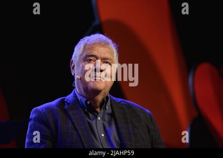 Hay-on-Wye, Galles, Regno Unito. 30th maggio 2022. Max Boyce parla con Carolyn Hitt al Festival Hay 2022, Galles. Credit: Sam Hardwick/Alamy. Foto Stock