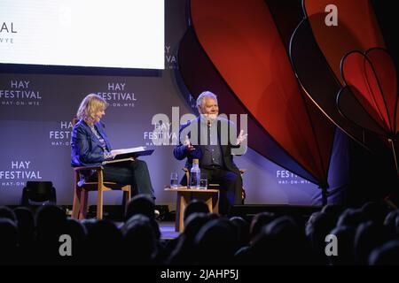 Hay-on-Wye, Galles, Regno Unito. 30th maggio 2022. Max Boyce parla con Carolyn Hitt al Festival Hay 2022, Galles. Credit: Sam Hardwick/Alamy. Foto Stock