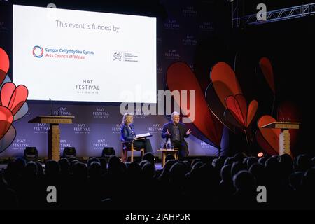 Hay-on-Wye, Galles, Regno Unito. 30th maggio 2022. Max Boyce parla con Carolyn Hitt al Festival Hay 2022, Galles. Credit: Sam Hardwick/Alamy. Foto Stock