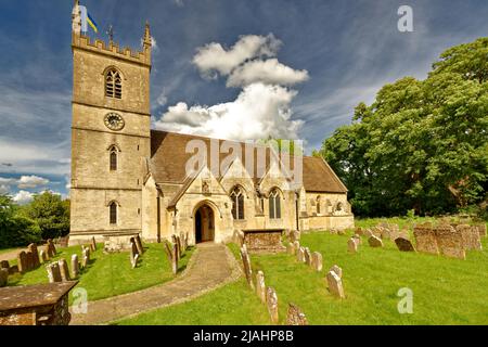BLADON OXFORDSHIRE PARROCCHIA CHIESA DI ST MARTIN PERCORSO PER LA CHIESA E IL CIMITERO IN PRIMAVERA Foto Stock