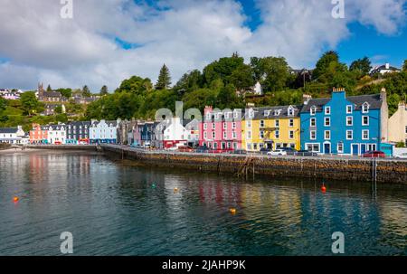 Vista aerea dal drone di case colorate nel villaggio di Tobermory sull'isola di Mull, Argyll e Bute, Scozia, Regno Unito Foto Stock