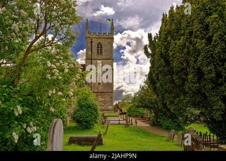 BLADON OXFORDSHIRE PARROCCHIA CHIESA DI ST MARTIN IL CIMITERO E SPENCER - TOMBE CHURCHILL IN PRIMAVERA Foto Stock