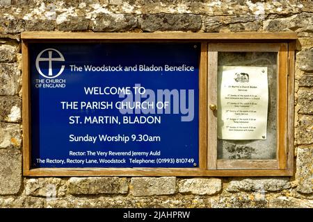 BLADON OXFORDSHIRE CARTELLO DI BENVENUTO PER LA CHIESA PARROCCHIALE DI ST MARTIN BLADON Foto Stock