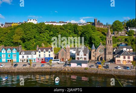 Vista aerea dal drone del villaggio di Tobermory sull'isola di Mull, Argyll e Bute, Scozia, Regno Unito Foto Stock