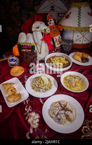 Kazako tavola-dastarkhan con piatti diversi Foto Stock