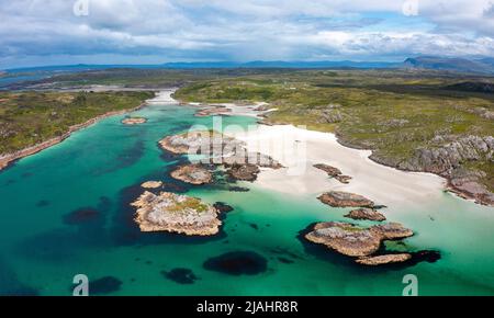 Vista aerea dal drone della spiaggia di Knockvologan sull'isola di Mull, Argyll e Bute, Scozia, Regno Unito Foto Stock