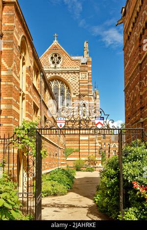 OXFORD CITY ENGLAND KEBLE COLLEGE HA BATTUTO IL CANCELLO DI FERRO CON LO STEMMA DEL COLLEGE Foto Stock