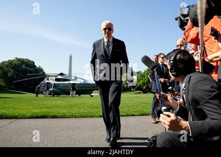 Washington, DC, Stati Uniti. 30th maggio 2022. Il Presidente DEGLI STATI UNITI Joe Biden termina di parlare ai membri dei media sul tema dei diritti delle armi negli Stati Uniti e degli aiuti all'Ucraina, dopo il ritorno dal Delaware, sul prato meridionale della Casa Bianca, a Washington, DC, USA, 30 maggio 2022. Biden è in programma di visitare il cimitero nazionale di Arlington per partecipare a una cerimonia di posa della corona per osservare il Memorial Day. Credit: Michael Reynolds/Pool via CNP/dpa/Alamy Live News Foto Stock