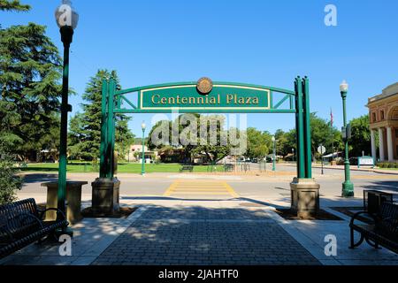 Centennial Plaza ad arco di fronte ai Sunken Gardens nel centro di Atascadero, California, USA. Foto Stock