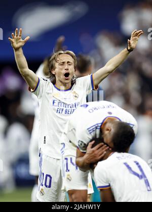 PARIGI - (LR) Luka Modric del Real Madrid, Casemiro del Real Madrid, David Alaba del Real Madrid durante la partita finale della UEFA Champions League tra il Liverpool FC e il Real Madrid allo Stade de Franc il 28 maggio 2022 a Parigi, Francia. ANP | ALTEZZA OLANDESE | PIETRA DI MAURICE VAN Foto Stock