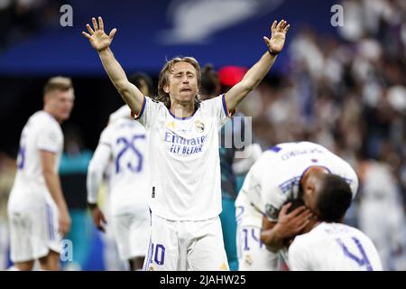 PARIGI - (LR) Luka Modric del Real Madrid, Casemiro del Real Madrid, David Alaba del Real Madrid durante la partita finale della UEFA Champions League tra il Liverpool FC e il Real Madrid allo Stade de Franc il 28 maggio 2022 a Parigi, Francia. ANP | ALTEZZA OLANDESE | PIETRA DI MAURICE VAN Foto Stock